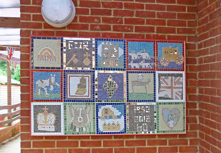 Queen jubilee mosaic - with Jane Edwards - Susan Sanders